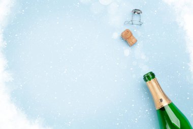 Noel kartında şampanya şişesi ve yılbaşı kutlamalarınız için yer olan tıpa var. Üst görünüm düzlüğü kopyalama alanı ile yatıyordu