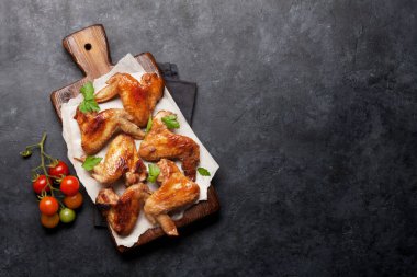 Soslu ızgara tavuk kanadı. En üstteki tablo üzerinde kopya alanı ile birlikte görünüm