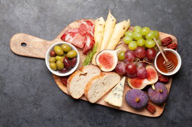 Prosciutto, peynir, incir ve üzümlü Antipasto tabağı. Aperatif kurulu. Üst görünüm düzlüğü