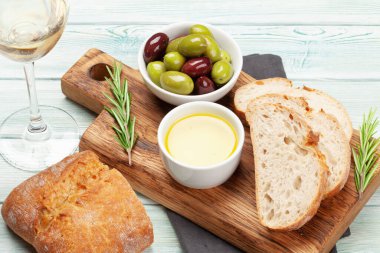 Olgun zeytin, zeytinyağı ve ciabatta ekmeği.