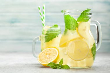 Limonlu mason kavanozu ve naneli ev yapımı limonata. Kopyalama alanı ile