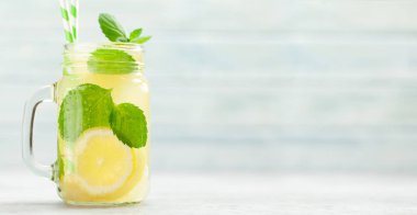 Limonlu mason kavanozu ve ev yapımı limonata. Kopyalama alanı ile