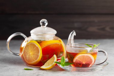 Çaydanlıkta geleneksel meyve çayı ve limon, böğürtlen ve nane