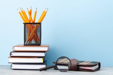 Ofis malzemeleri ya da okul malzemeleri mavi duvarın önünde metin için fotokopi alanı ile