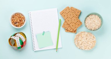 Sağlıklı yemek ve kilo kaybı konsepti. Zindelik veya diyet planınız için üst görünüm düz dizüstü bilgisayarı ile yatın