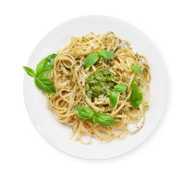 Fetuçin makarna, pesto soslu ve fesleğenli. Üst görünüm düz beyaz üzerinde izole yatıyordu