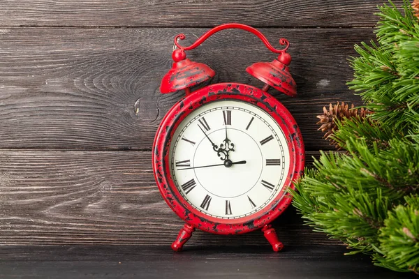 クリスマスグリーティングカードモミの木 ヴィンテージ目覚まし時計とあなたのクリスマスの挨拶のためのスペース — ストック写真