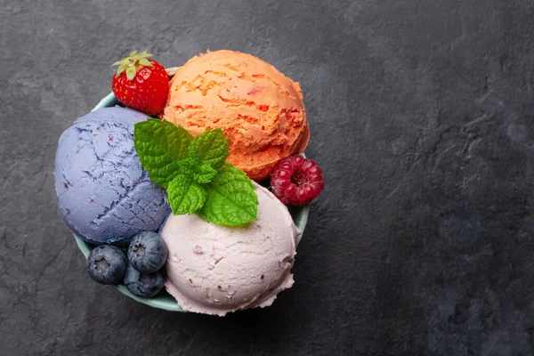 Berry Vanilla Ice Cream Sundae Верхня Площина Копіювальним Простором — стокове фото
