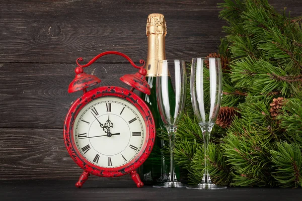 Kerstkaart Met Dennenboom Wekker Champagne Ruimte Voor Kerstgroeten — Stockfoto