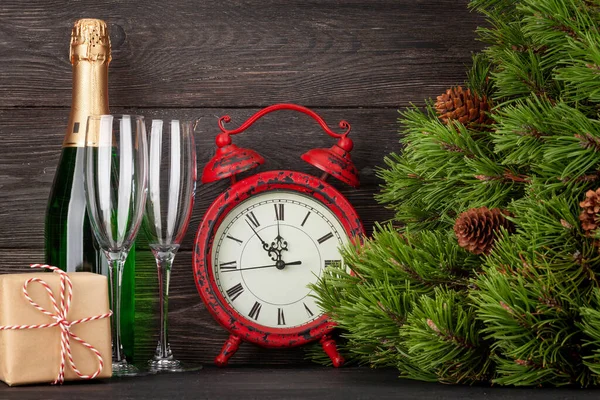 Kerstkaart Met Dennenboom Wekker Champagne Geschenkdoos Ruimte Voor Kerstgroeten — Stockfoto