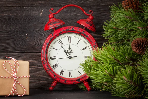 Tarjeta Felicitación Navidad Con Abeto Reloj Despertador Vintage —  Fotos de Stock