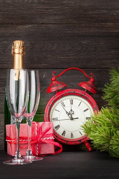 Kerstkaart Met Dennenboom Wekker Champagne Geschenkdoos Ruimte Voor Kerstgroeten — Stockfoto