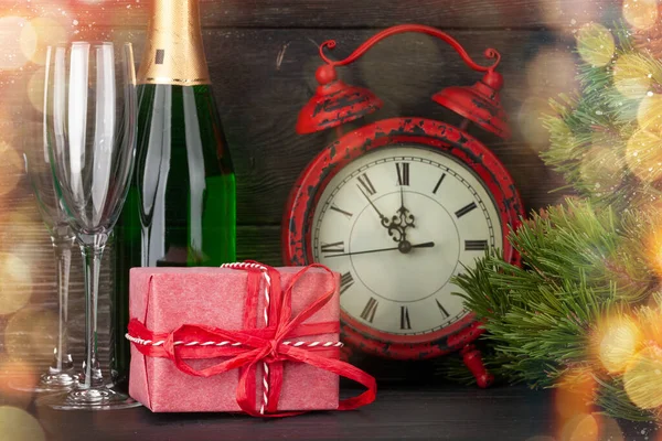 Kerstkaart Met Dennenboom Wekker Champagne Geschenkdoos — Stockfoto