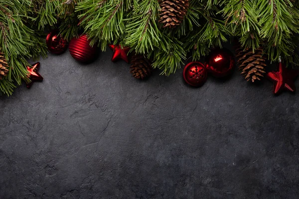 モミの木と石の背景に装飾とクリスマスグリーティングカードとあなたのクリスマスの挨拶のためのスペースをコピーします 最上階平面 — ストック写真