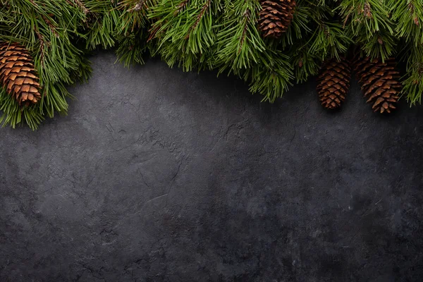 Cartão Felicitações Natal Com Cones Abeto Pinheiro Fundo Pedra Espaço — Fotografia de Stock