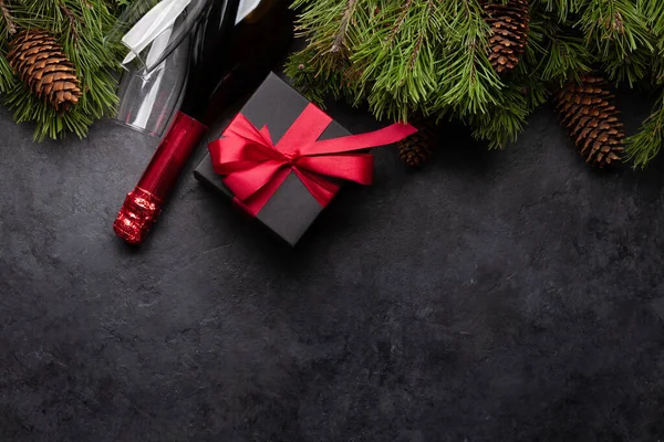 圣诞贺卡 带有冷杉树 香槟和礼品盒的石头背景 顶视图平面放置与空间为您的圣诞问候 — 图库照片