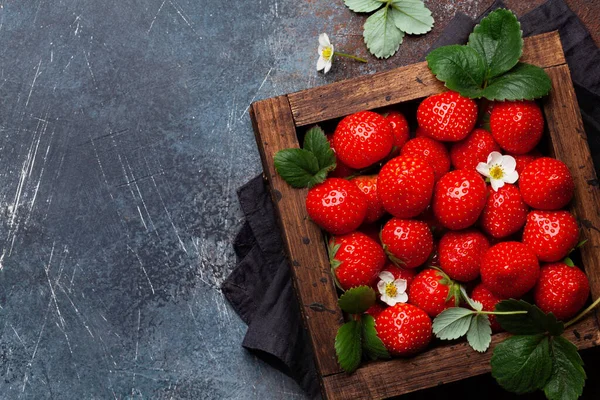 Mogen Trädgård Jordgubbe Trälåda Stenbord Ovanifrån Platt Låg Med Kopieringsutrymme — Stockfoto