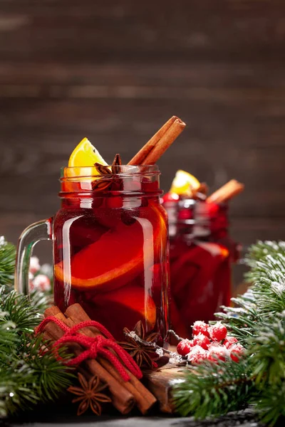クリスマスはスパイスと柑橘類とクリスマスツリーとワインを混ぜた あなたの挨拶のためのスペース — ストック写真