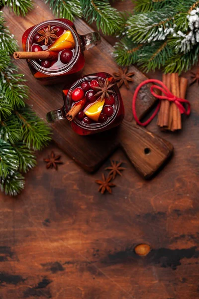 マルチワイン ジンジャーブレッドクッキーとクリスマスグリーティングカードとクリスマスツリー トップビューフラットレイアウトあなたの挨拶のためのスペース — ストック写真
