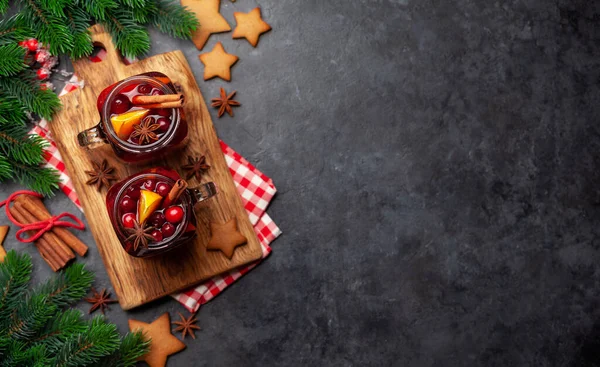 Julglögg Med Kryddor Och Citrus Pepparkakor Och Julgran Ovanifrån Platt — Stockfoto