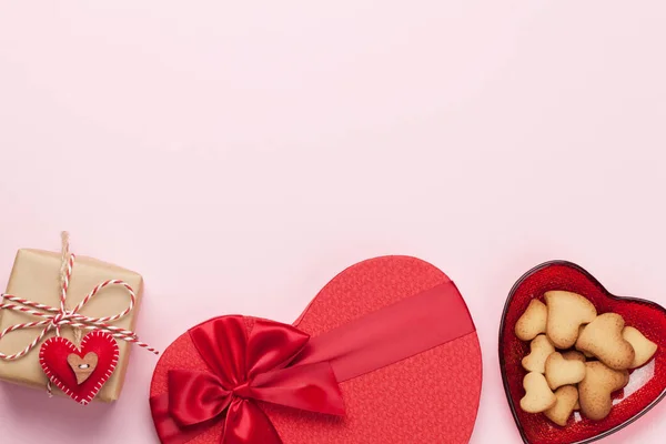 ギフトボックス付きバレンタインデーグリーティングカードとあなたの挨拶のためのコピースペース付きピンクの背景にクッキー 最上階平面 — ストック写真