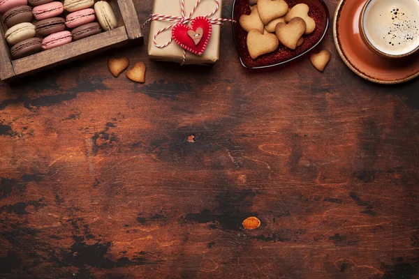 Valentinstag Grußkarte Mit Geschenkbox Kaffeetasse Makronen Und Lebkuchen Über Holzhintergrund — Stockfoto