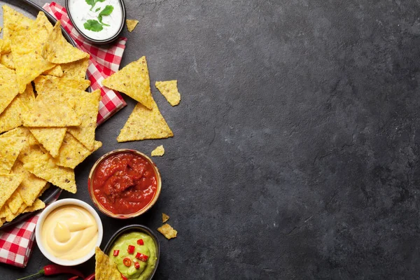 Çeşitli Soslu Meksika Cipsi Guacamole Salsa Peynir Ekşi Krema Üst — Stok fotoğraf