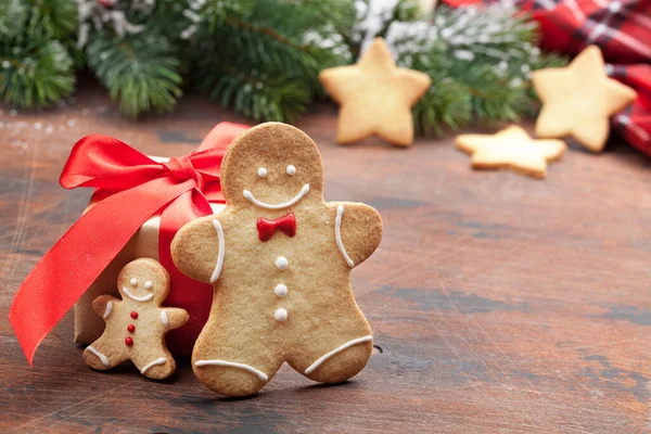 ジンジャーブレッドクッキーとクリスマスのギフトボックスとクリスマスグリーティングカード あなたの挨拶のためのスペース — ストック写真