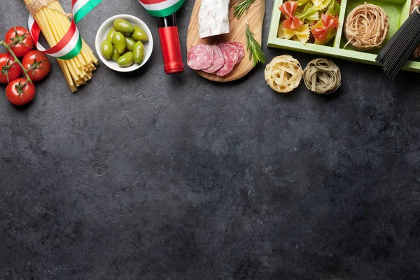 Italiaanse Keuken Ingrediënten Pasta Kaas Salami Olijven Wijn Bovenaanzicht Plat — Stockfoto