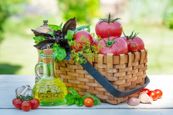 Ingrédients Cuisine Italienne Tomates Mûres Herbes Épices Sur Table Jardin — Photo