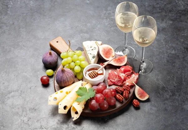 Assiette Antipasto Prosciutto Fromage Figues Raisins Apéritif Vin Blanc — Photo