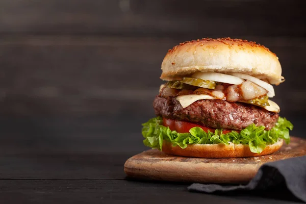 Hamburguesa Casera Sabrosa Con Carne Grande Queso Tomate Tocino Lechuga —  Fotos de Stock