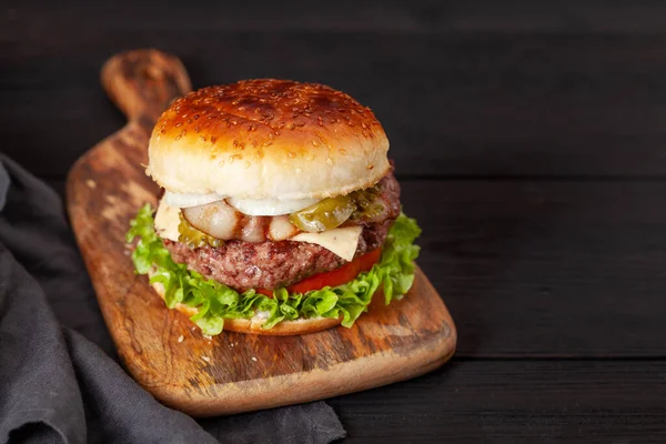 Hambúrguer Caseiro Saboroso Com Carne Grande Queijo Tomate Bacon Alface — Fotografia de Stock