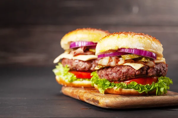 Domowe Smaczne Hamburgery Dużą Wołowiną Serem Pomidorem Bekonem Sałatą Przestrzenią — Zdjęcie stockowe