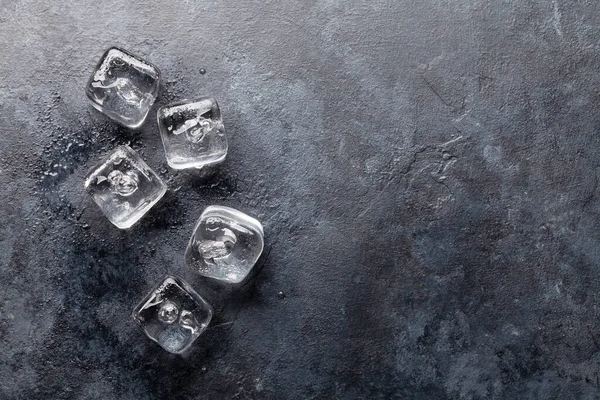 氷のキューブと水は石の背景に落ちる コピースペース付きのトップビューフラットレイ — ストック写真