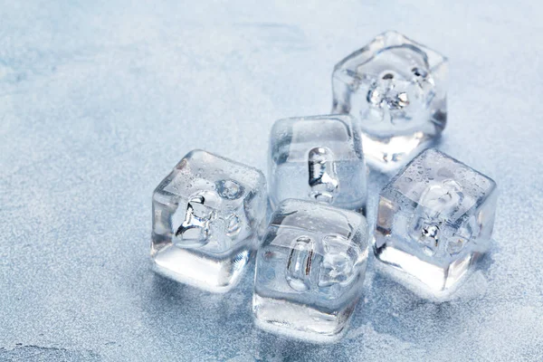 Eiswürfel Und Wassertropfen Auf Steingrund Mit Kopierraum — Stockfoto