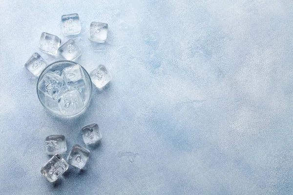 氷のキューブと水のガラス トップビューフラットレイコピースペース付き — ストック写真