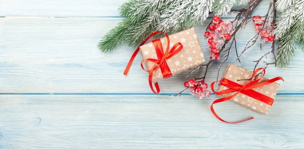 Caixas Presente Natal Sobre Fundo Madeira Azul Com Espaço Para — Fotografia de Stock