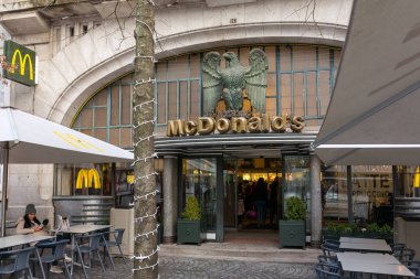 Porto, Portekiz - 14 Ocak 2018: tarihsel Restoran Mcdonald's Imperial ile giriş yukarıda büyük bronz kartal
