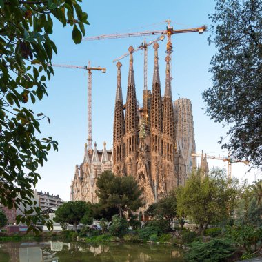 Barcelona, İspanya - 26 Mart 2018: La Sagrada Familia Katedrali ve bina Vinçler