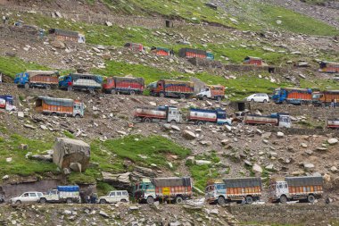 Manali, Hindistan - 19 Temmuz 2017: Birçok otomobil ve kamyon Rohtang pass Himachal Pradesh eyaletinde, Kuzey Hindistan heyelan nedeniyle trafik sıkışıklığı içinde sıkışmış
