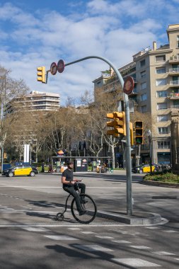 Barcelona, İspanya - 26 Mart 2018: adam sürme yüksek tekerlekli bisiklet Barcelona sokaklarında.
