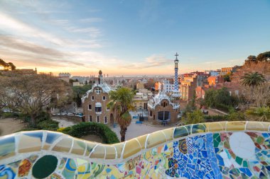 Park Güell tasarlanmış tarafından Antoni Gaudi, Barselona, İspanya, görünümünü gündoğumu.