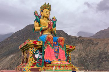 Maitreya Buddha statue arkada Diskit Manastırı, Nubra Vadisi, Ladakh, Hindistan, Himalaya Dağları ile.