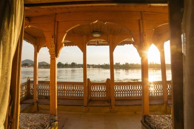 Geleneksel tekne-evi günbatımı görünümünden Srinagar, Keşmir, Hindistan gölde Dal üzerinde