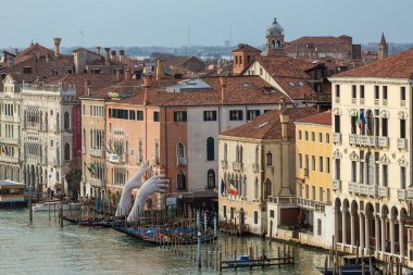 Venice, İtalya - 20 Mart 2018: Dev artış büyük kanal sudan binaya eller