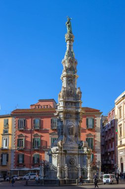 Naples, İtalya - 4 Aralık 2017: Guglia dell'Immacolata dikilitaş mavi gökyüzü altında