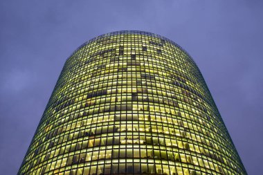 büyük gökdelen geceleri Berlin, Europe aydınlatılmış 