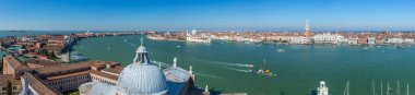 Güzellikler çan kulesi, Katedral San Giorgio Maggiore üzerinden, İtalya görülen bir Venedik