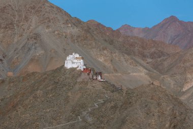 Tsemo Maitreya Tapınağı'nda alacakaranlıkta Leh, Ladakh, Hindistan 